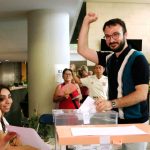El número uno de la formación independentista por Barcelona, Albert Botran, votando con el puño levantado en el Instituto del Teatro, en el barrio del Poble-sec (Aina Martí, ACN)