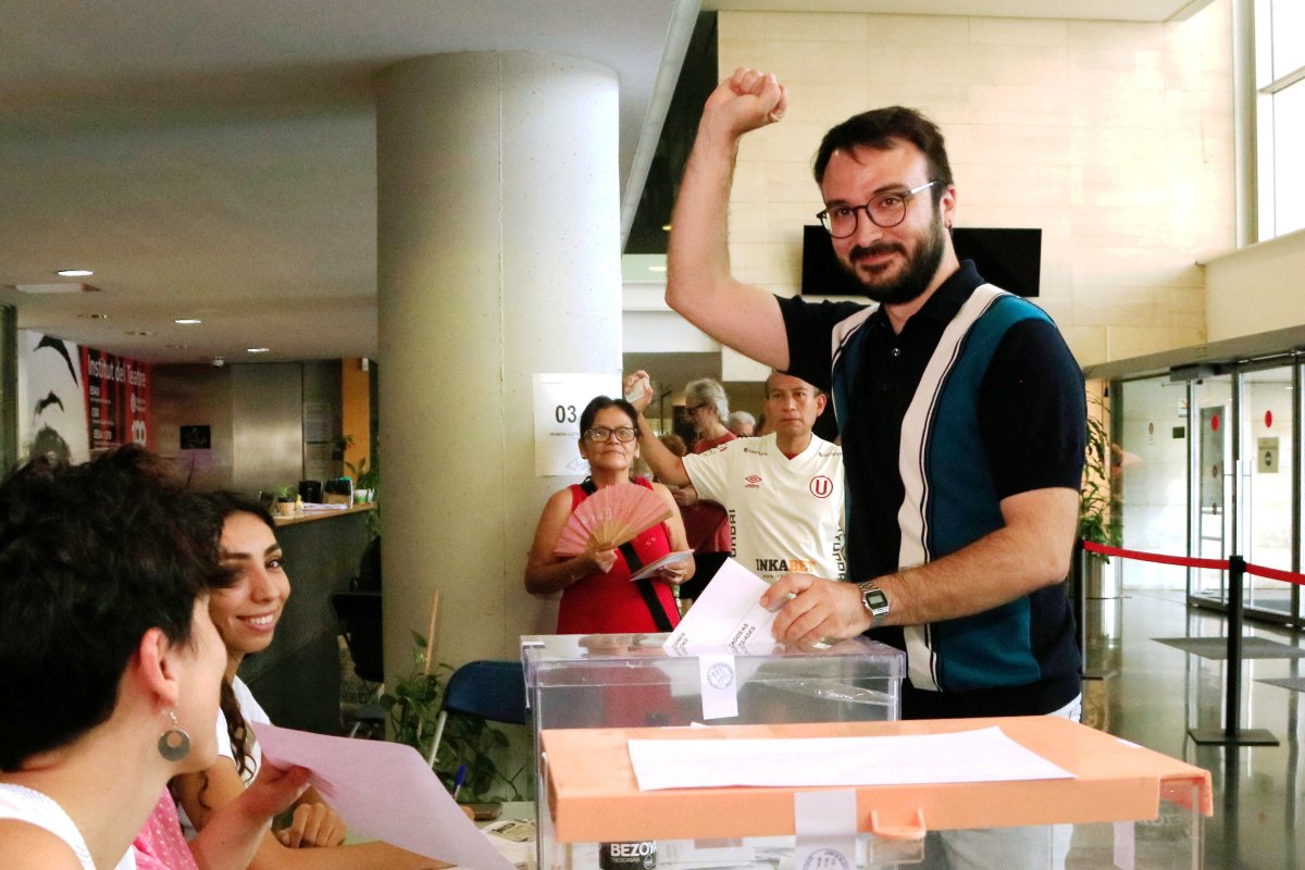 El cap de llista de la CUP a Barcelona el 23-J, Albert Botran, votant amb el puny alçat a l'Institut del Teatre, al barri del Poble-sec (Aina Martí, ACN)