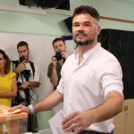 El número uno de ERC por Barcelona en las elecciones del 23-J, Gabriel Rufián, vota en Badalona (Bernat Vilaró, ACN)