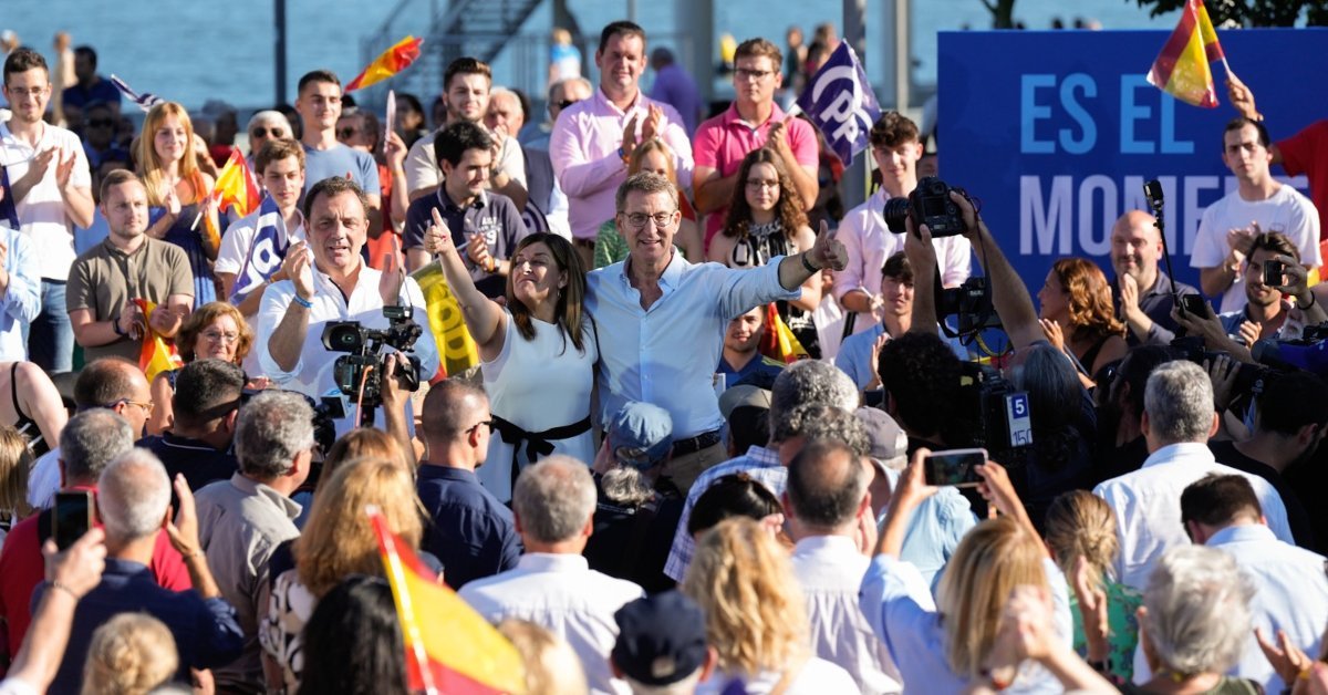 El líder del PP, Alberto Núñez-Feijóo, en un acto electoral en Santander con la presidenta de Cantabria, María José Sáenz de Buruaga