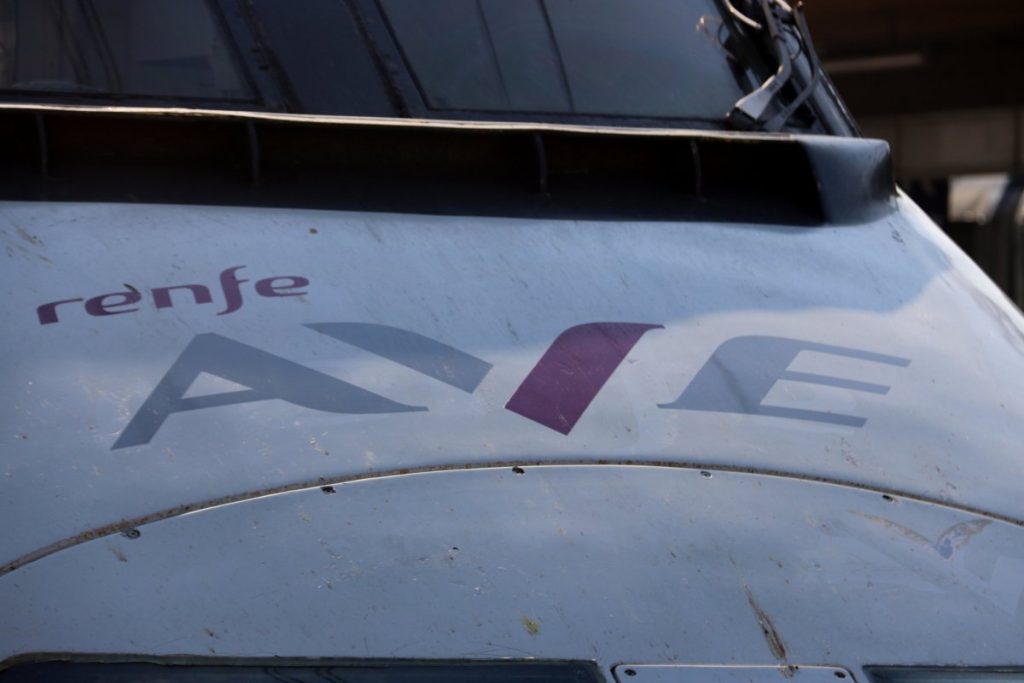 El logotip d'AVE de Renfe en un tren