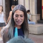 La candidata de Junts Míriam Nogueras pasea por el centro de Terrassa (Nico Tomás, ACN)