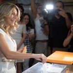 La candidata de Sumar, Yolanda Díaz, vota en la Escuela de Ingenieros de Minas de Madrid