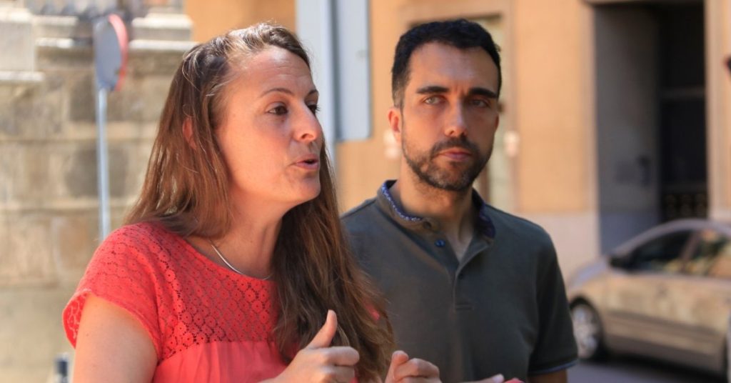 La candidata per Girona de la CUP i diputada al Congrés, Mireia Vehí, i el regidor d'Alternativa per Ripoll-CUP Dani Vilaseca (Laura Fíguls, ACN)