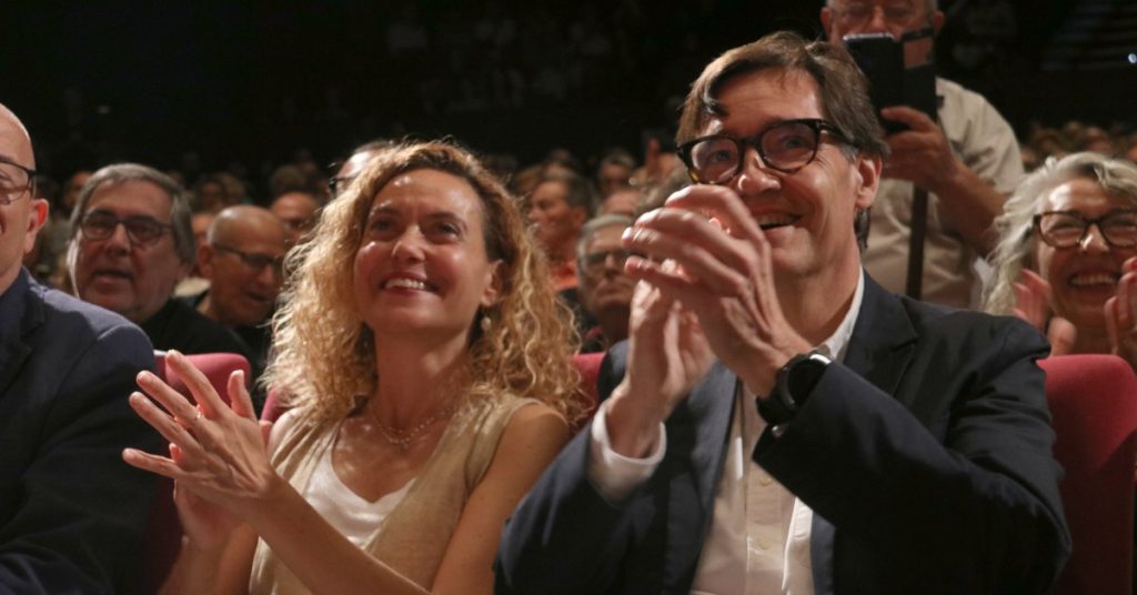 La cap de llista del PSC el 23-J, Meritxell Batet, amb el primer secretari dels socialistes catalans, Salvador Illa, a Viladecans (Sílvia Jardí, ACN)