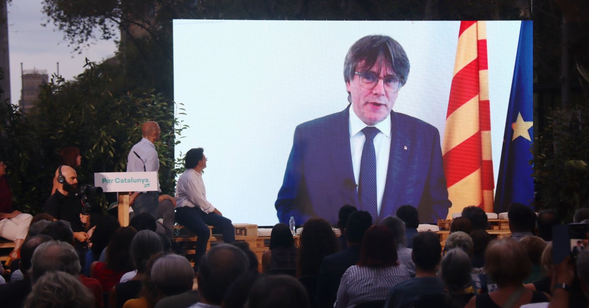 El expresidente de la Generalitat Carles Puigdemont interviene en el acto de final de campaña de Junts (Marta Vidal, ACN)
