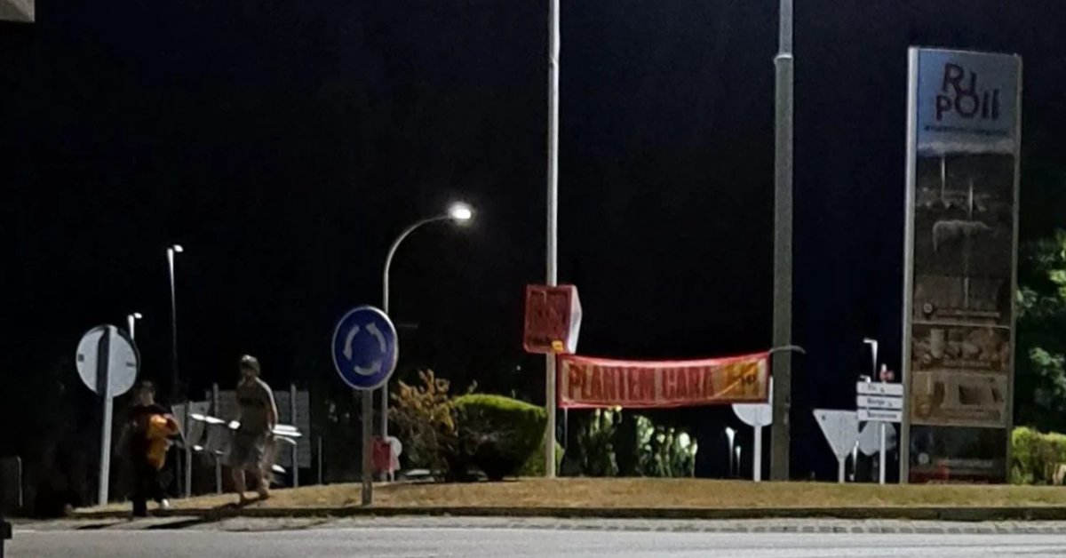 La alcaldesa de Ripoll, Sílvia Orriols, tras retirar la estelada en plena noche
