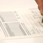 Un votante completa la solicitud de voto por correo en la oficina de Correos de Gran de Gràcia de Barcelona (Guifré Jordan, ACN)
