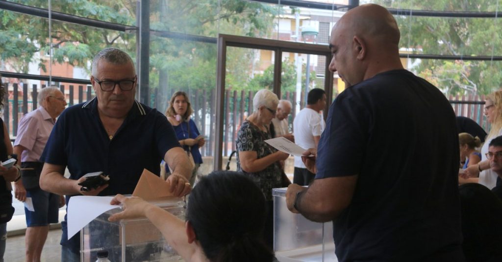 Un votante tarraconense ejerce su voto en las elecciones del 23-J (Ariadna Escoda, ACN)