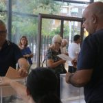 Un votante tarraconense ejerce su voto en las elecciones del 23-J (Ariadna Escoda, ACN)
