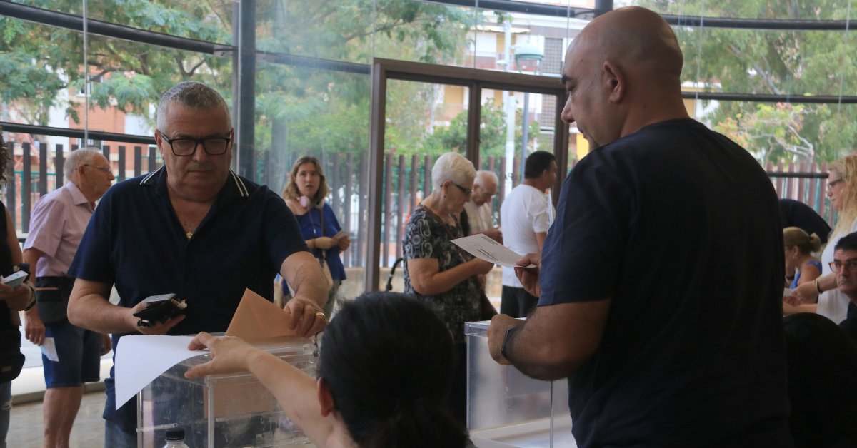 Un votant tarragoní exerceix el seu vot a les eleccions del 23-J (Ariadna Escoda, ACN)