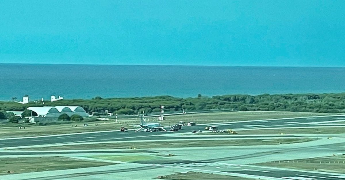 Vol aturat a una pista de la Terminal 1 del aeroport de El Prat després de l'accident (Controladores Aéreos, Twitter)