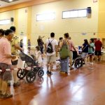 Votantes haciendo cola para depositar sus votos en las urnas (Alba Mor, ACN)