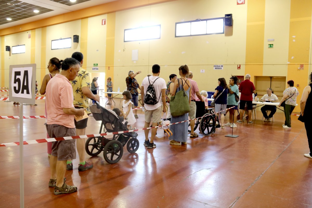 Votants fent cua per dipositar els seus vots a les urnes (Alba Mor, ACN)