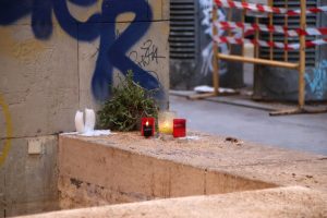 Espelmes posades al lloc on una noia de 20 anys va perdre la vida per la caiguda d'una palmera