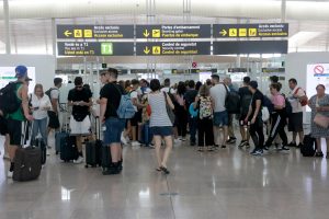 Acumulación de usuarios para realizar el control de seguridad en el aeropuerto de El Prat
