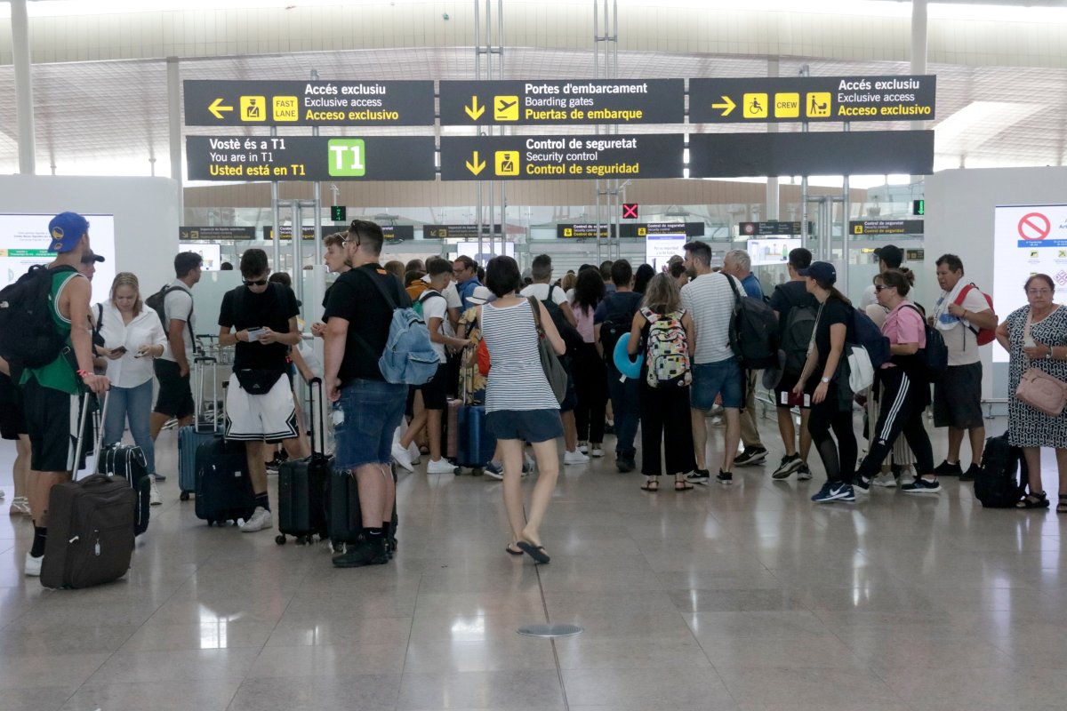 Acumulació d'usuaris per fer el control de seguretat a l'aeroport del Prat