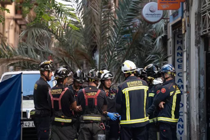 Bombers a la zona on va caure la palmera (David Zorrakino, Europa Press)