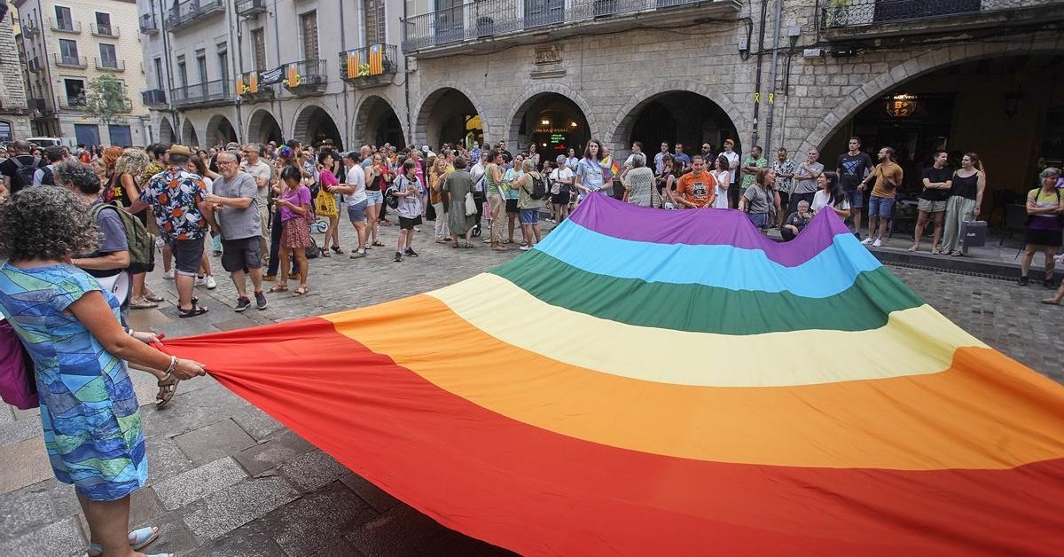 Concentració en el marc del Dia de l’Orgull LGTBI a la Plaça del Vi de Girona, el mes passat (Marc Martí Font, Diari de Girona)