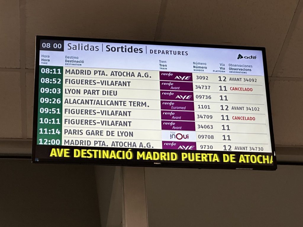 Una pantalla que mostra dues cancel·lacions per la vaga d'interventors de Renfe aquest divendres