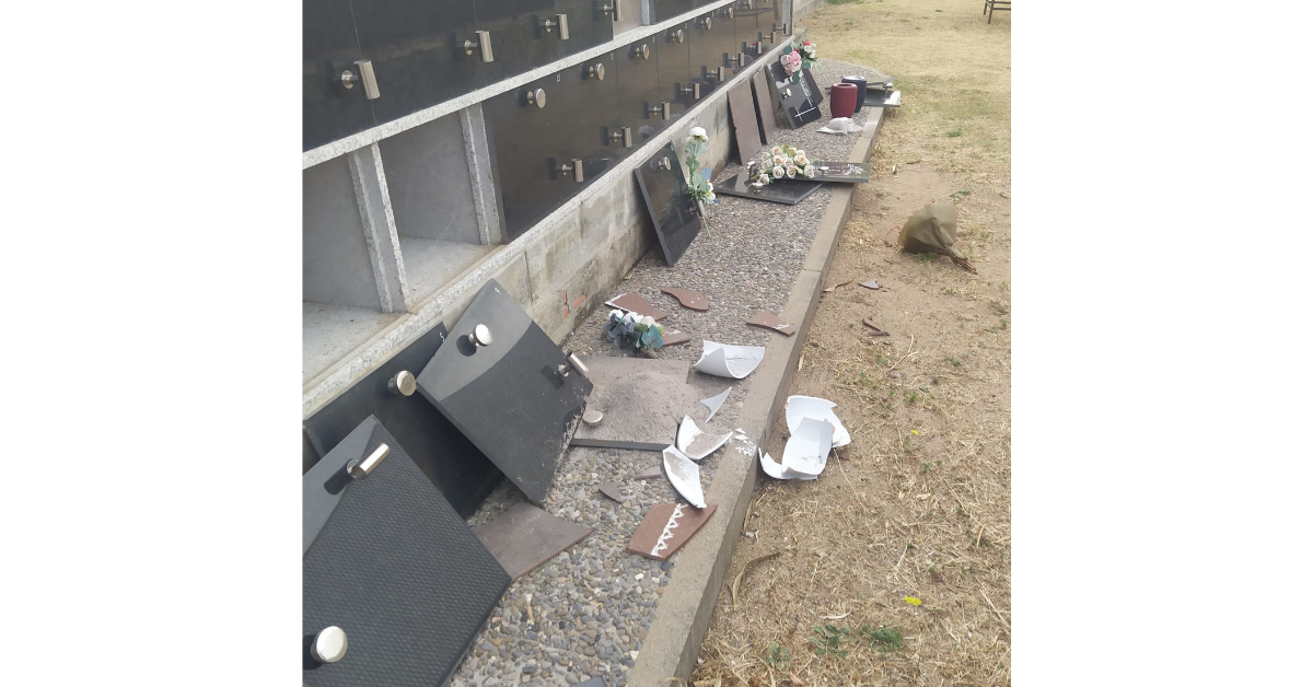Varias lápidas del cementerio de Arbúcies en el suelo y tres urnas con cenizas esparcidas (Ayuntamiento de Arbúcies)