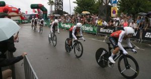 Diverses persones animen els ciclistes a la sortida de la contrarellotge inaugural de la Vuelta (Sílvia Jardí, ACN)