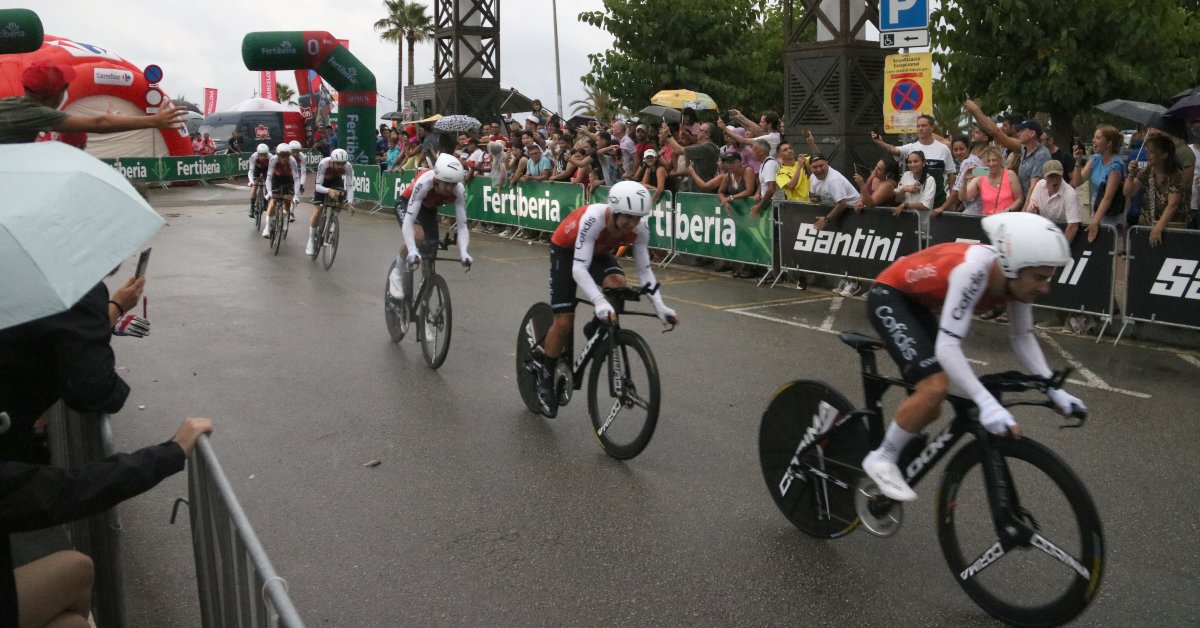 Varias personas animan a los ciclistas en la salida de la contrarreloj inaugural de la Vuelta (Sílvia Jardí, ACN)