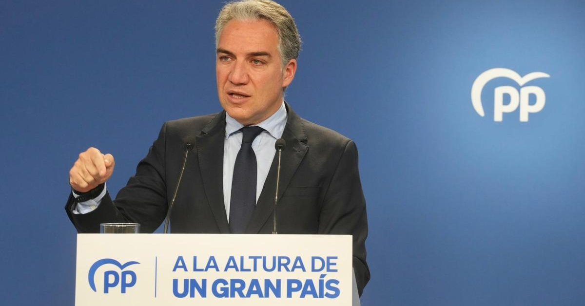 El coordinador del PP, Elías Bendodo, en roda de premsa a la seu del PP (ACN)