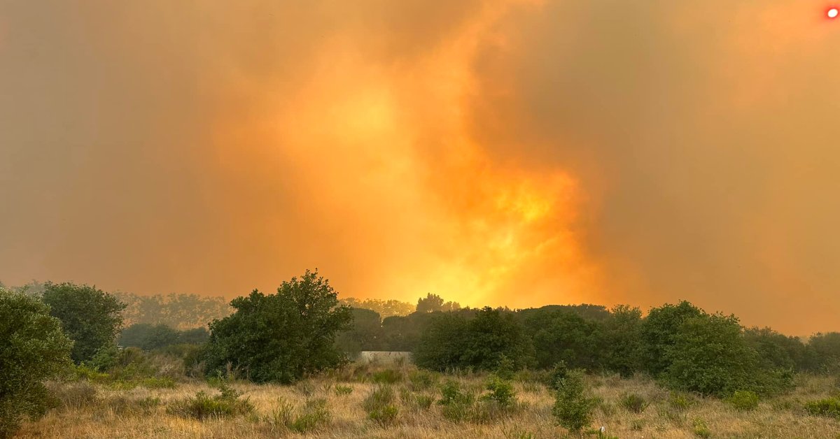 Humo provocado por el incendio forestal en el Rosselló (Association Prévention te Signalement de FDF)