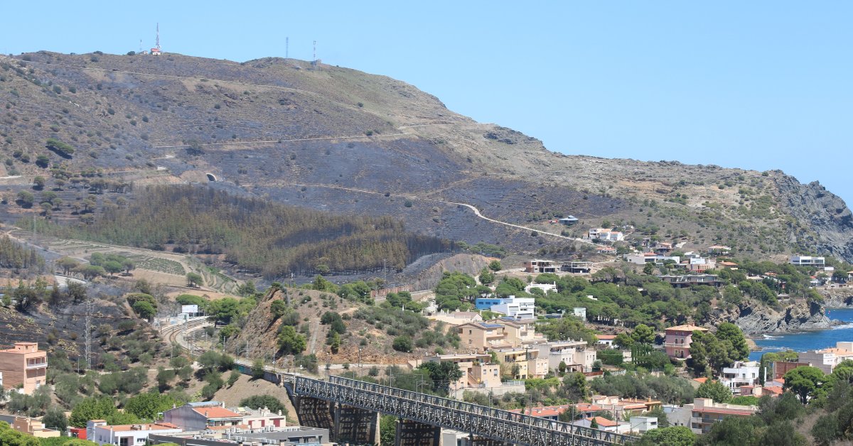 La imatge de Colera amb part de la muntanya cremada (Gerard Vilà, ACN)
