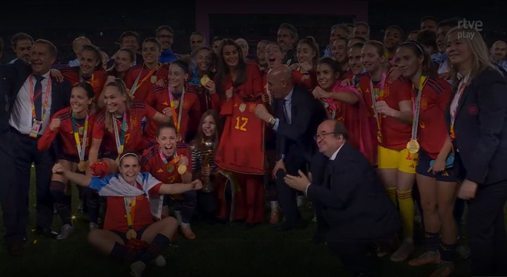 La Reina Leticia, la infanta Sofía y el ministro Miquel Iceta junto a las jugadoras de la selección española (RTVE)