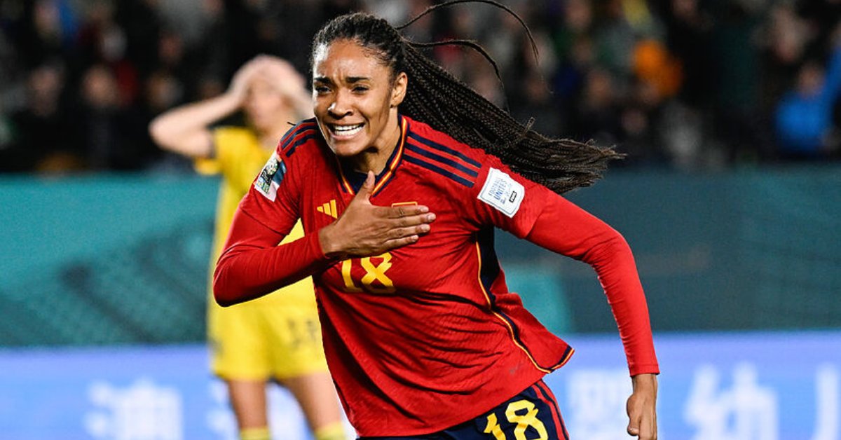 Salma Paralluelo celebra el primer gol d'Espanya davant Suècia (LaPresse)