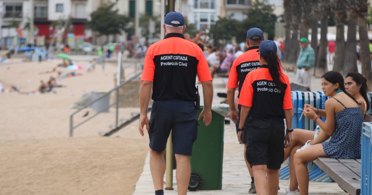 Tres dels agents ciutadans que volten per les platges de Blanes (Gerard Vilà, ACN)