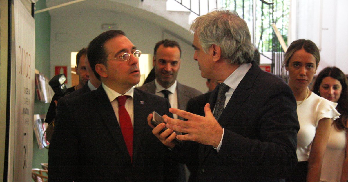 El ministre d'Afers Exteriors, Unió Europea i Cooperació, José Manuel Albares, arribant a l'acte Esmorzar CIDOB, a Barcelona (Cinto Mora, ACN)