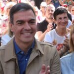 El president del Govern central, Pedro Sánchez amb l'alcaldessa de Sant Boi, Lluïsa Moret a la Festa de la Rosa (Ariadna Comas, ACN)