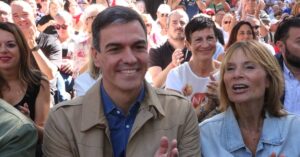 El president del Govern central, Pedro Sánchez amb l'alcaldessa de Sant Boi, Lluïsa Moret a la Festa de la Rosa (Ariadna Comas, ACN)