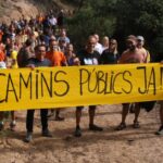 Els activistes demanat la reobertura del camí de ronda al seu pas per Can Juncadella (Ariadna Reche, ACN)