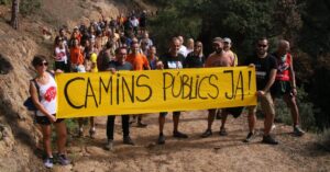 Los activistas han pedido la reapertura del camino de ronda en Can Juncadella (Ariadna Reche, ACN)