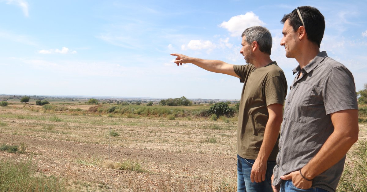 Gerard Batalla y Gerard Daniel, miembros de la plataforma Pobles Vius, observan el terreno donde está proyectada la macrocentral de biogás más grande de Cataluña en la Sentiu de Sió, Noguera (Alba Mor)