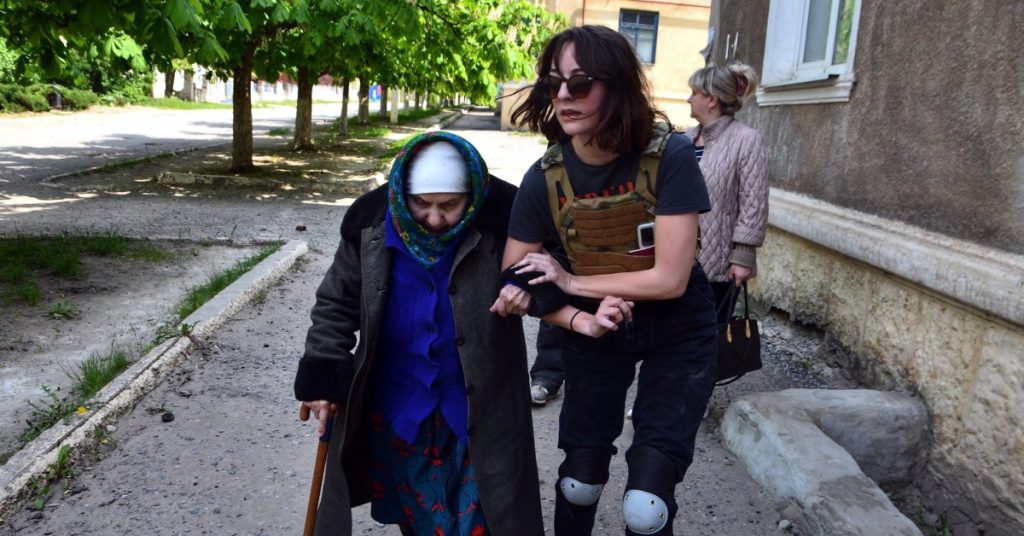 La directora de l'ONG Road to Relief, Emma Igual, ajudant en les tasques d'evacuació de civils a la localitat de Siversk el 9 de maig del 2022