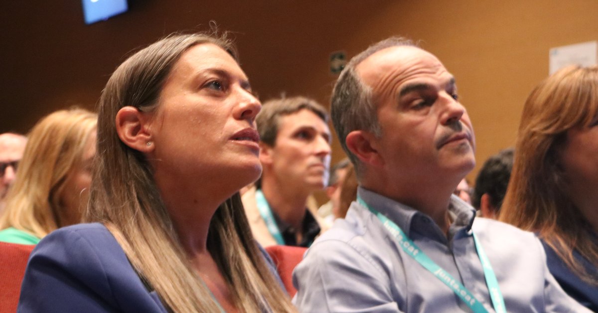 La portaveu de Junts, Míriam Nogueras, amb Jordi Turull, secretari general del partit, durant el Consell Nacional de la formació postconvergent a Mataró (Ariadna Comas, ACN)