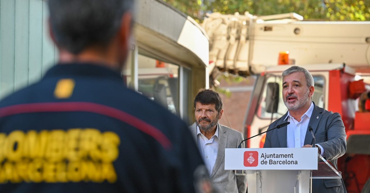 L'alcalde de Barcelona, Jaume Collboni, en la presentació dels camions dels Bombers que s'envien a Kíiv (Ajuntament de Barcelona)