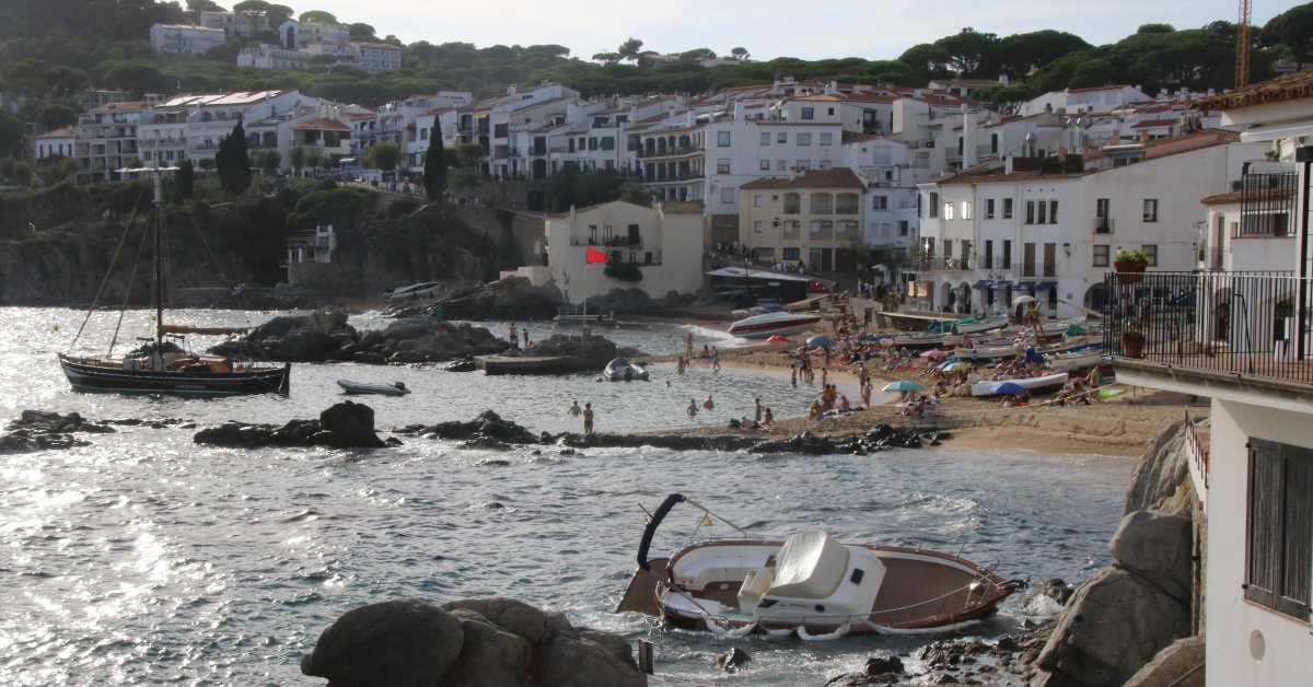 La embarcación estrellada en la cala del Puerto de Malaespina (Ariadna Reche, ACN)