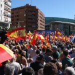 Públic congregat amb banderes espanyoles a l'acte contra l'amnistia del PP a Madrid (Andrea Zamorano, ACN)
