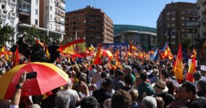 Público congregado con banderas españolas en el acto contra la amnistía del PP en Madrid (Andrea Zamorano, ACN)