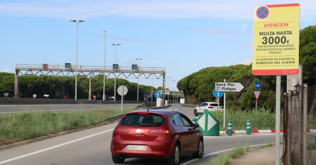 Un cartell de la campanya de Gavà contra la prostitució a l'autovia C-31 (Àlex Recolons, ACN)