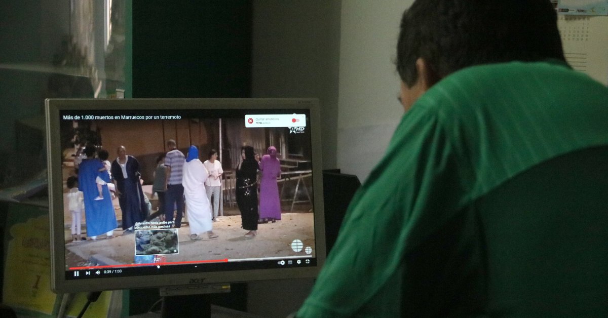 Un ciutadà d'origen marroquí mirant imatges del terratrèmol al Marroc (Sílvia Jardí, ACN)