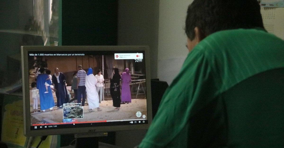 Un ciudadano de origen marroquí viendo imágenes del terremoto en Marruecos (Sílvia Jardí, ACN)
