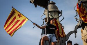 Una manifestant amb una estelada a la plaça d'Espanya, participant a la manifestació convocada per l'ANC amb motiu de la Diada del 2023 (Jordi Borràs, ACN)