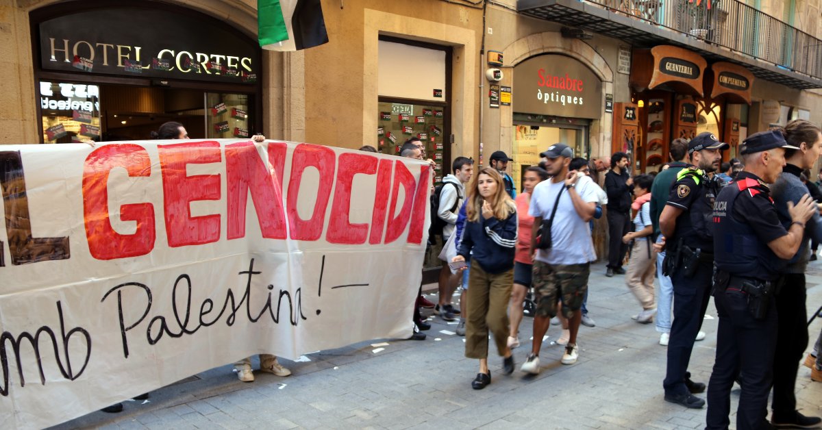 Acció de protesta a l'Hotel Cortés de Barcelona per denunciar el genocidi contra Gaza (Jordi Bataller, ACN)